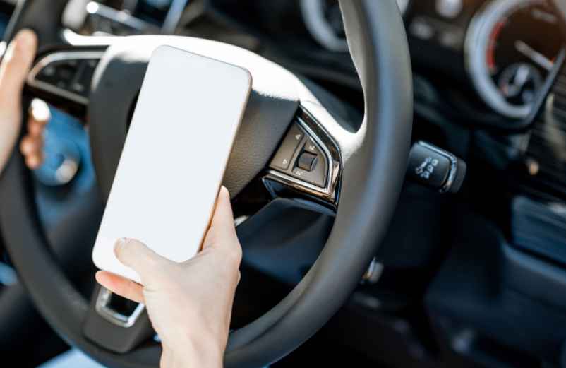 Téléphone au volant : le montant de l’amende en 2025 va vous surprendre Newdeal-en-Auvergne